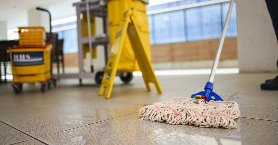 Tratamento de piso: como é feita a remoção de ceras e acabamentos?